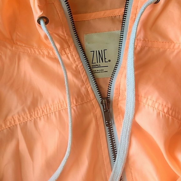 Windbreaker that has been worn once - Picture 3 of 3